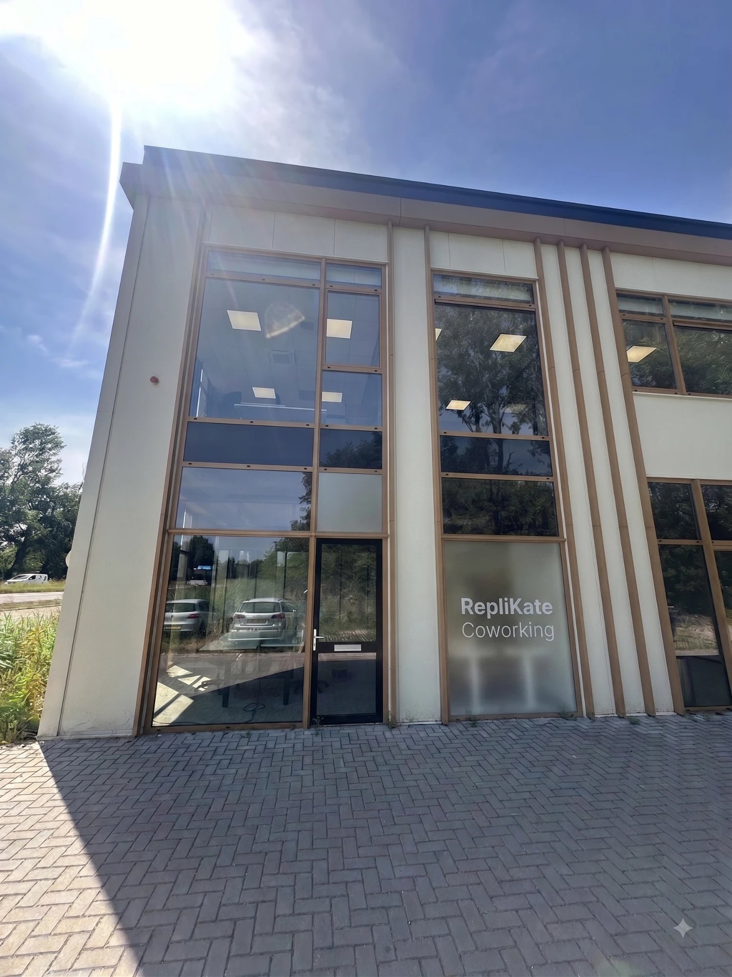 Het pand aan de Van Rosenburgweg met 'RepliKate Coworking' op de gevel