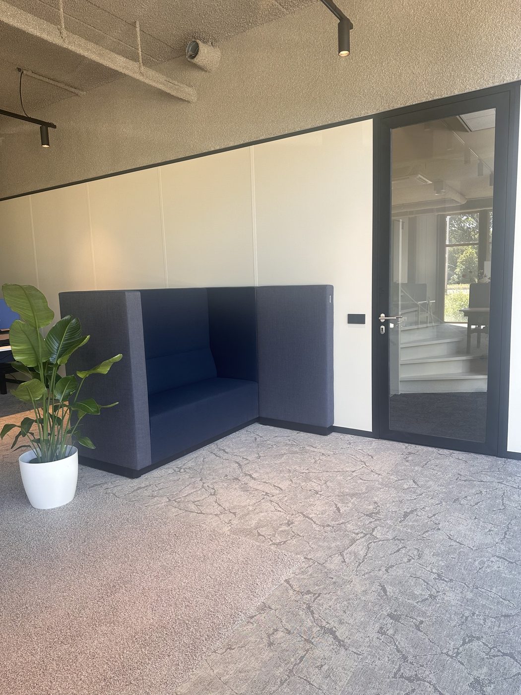 De loungehoek met hoge bank