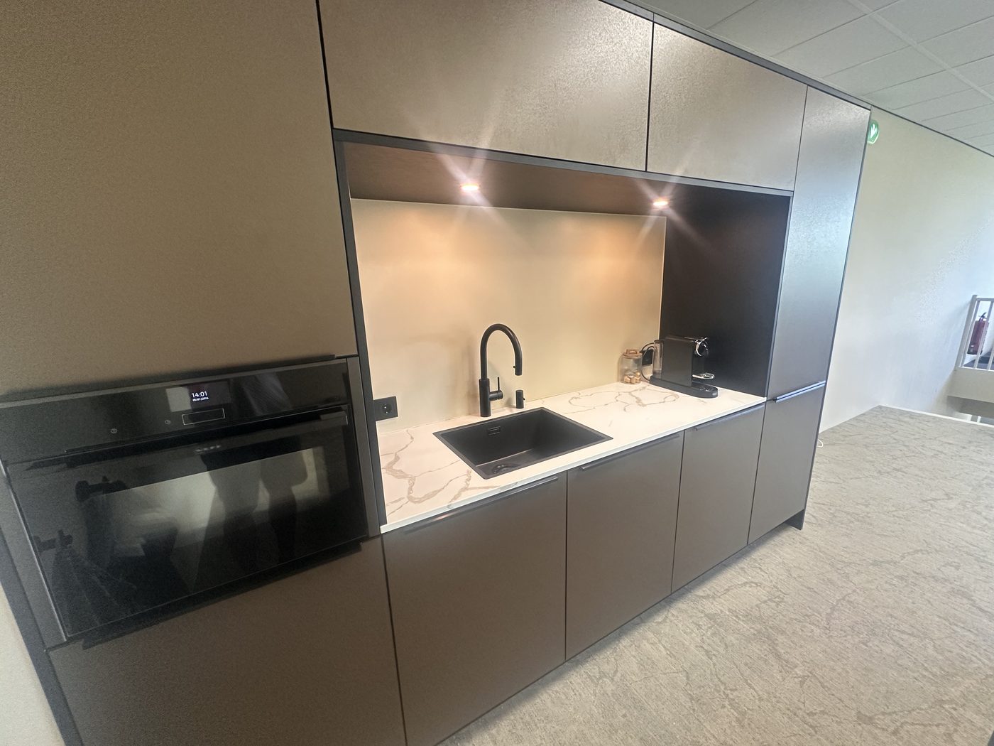 De pantry met koffiemachine en oven